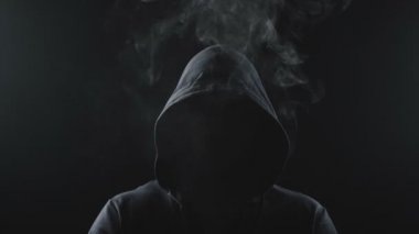 İçinde duman olan kapüşonlu bir adamın videosu.
