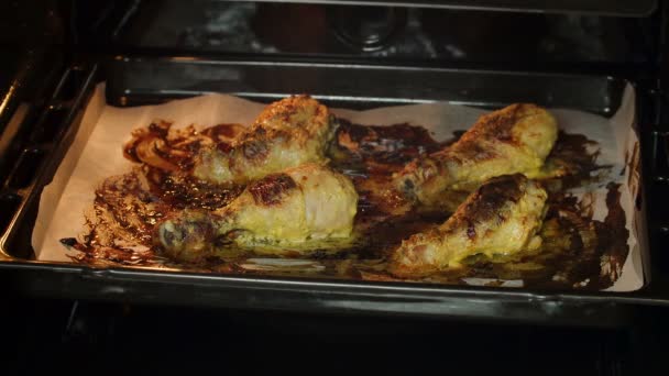 Video de piernas de pollo tostado crujiente casero en bandeja para hornear — Vídeo de stock