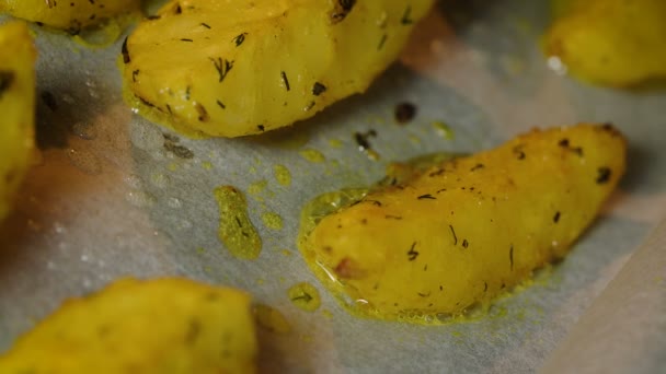 Video of homemade crispy fried potato slices — Stock Video