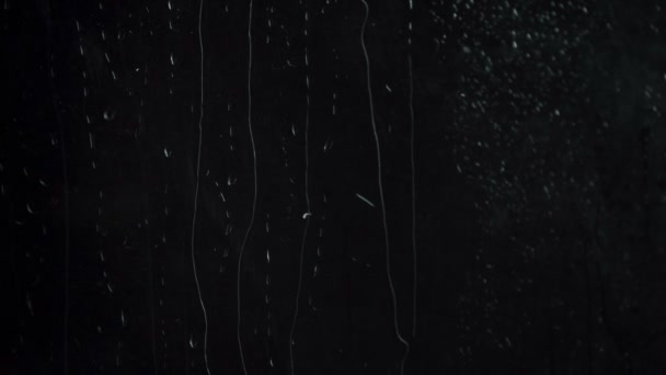 Aufnahme von Wassertropfen auf schwarzem Hintergrund — Stockvideo
