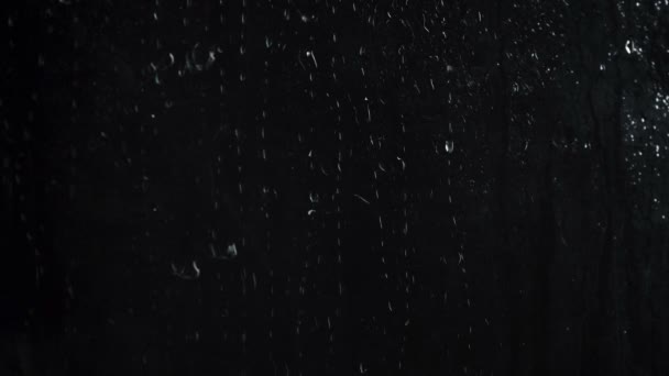 Съемка аквакапель на черном фоне — стоковое видео