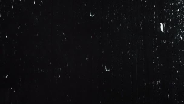 Textura de gotas de lluvia sobre superficie de vidrio negro — Vídeos de Stock