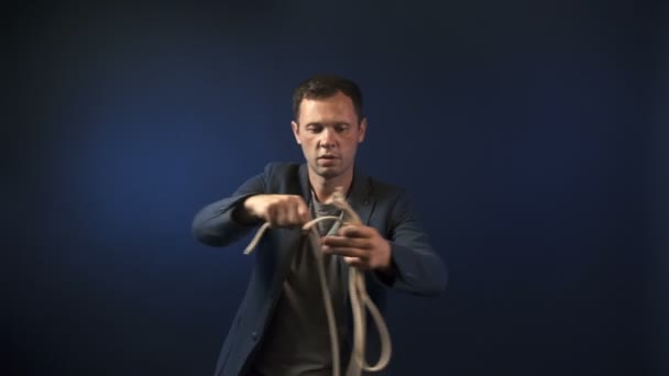 Video del hombre ilusionista con cuerdas — Vídeo de stock