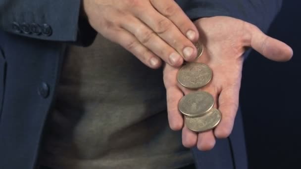 Video of performer showing trick with coins — Stockvideo