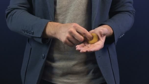 Iluzjonista pokazuje sztuczkę z miękkimi kulkami — Wideo stockowe