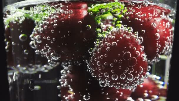 Video de cóctel de cereza con burbujas de soda — Vídeo de stock