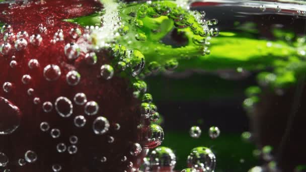 Cereja madura e bolhas de refrigerante — Vídeo de Stock