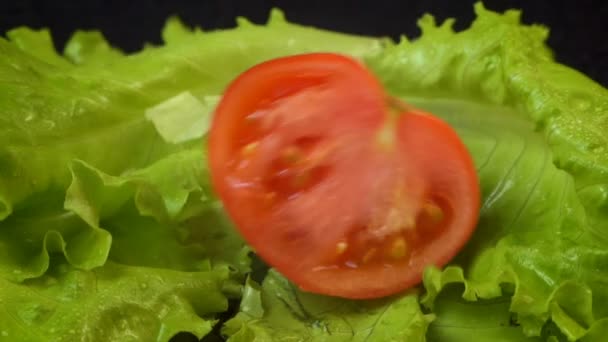 Video padajícího červeného rajčete na ledovci salátu
