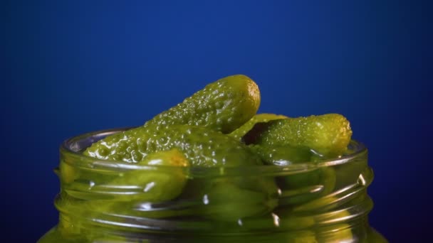 Vídeo de mulheres mão tomando pickle — Vídeo de Stock
