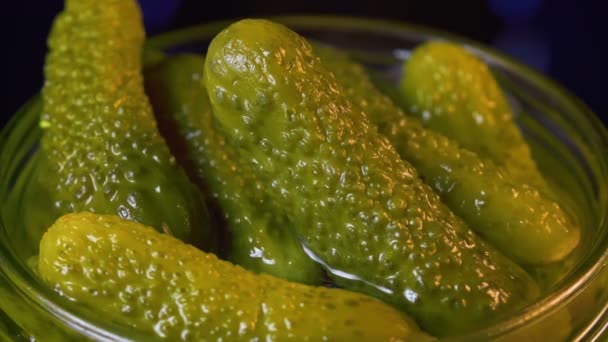 女孩手拿腌制黄瓜的录像 — 图库视频影像