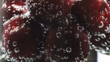 Vişne ve soda içeren vitamin içeceği