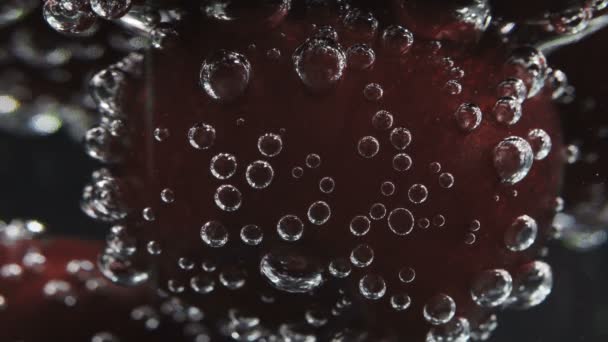 由樱桃和苏打水制成的维生素饮料录像 — 图库视频影像