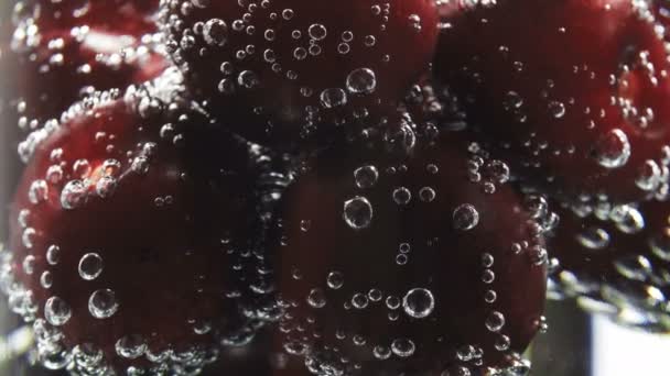 Vitamínový nápoj skládající se z třešně a sodovky — Stock video
