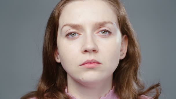 Video van jonge vrouw in roze coltrui, portret — Stockvideo