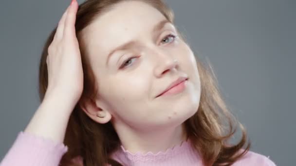 Video de mujer joven en cuello alto rosa con amor propio, retrato — Vídeos de Stock