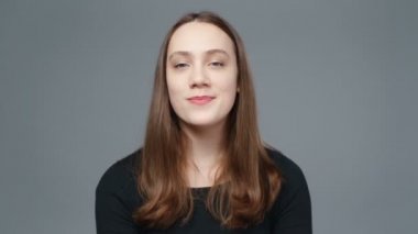 Siyah tişörtlü kızın videosu, yakın plan.