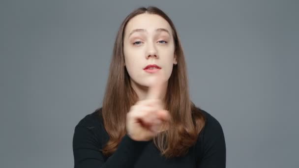 Videó tagadó lány fekete ingben, közelről — Stock videók