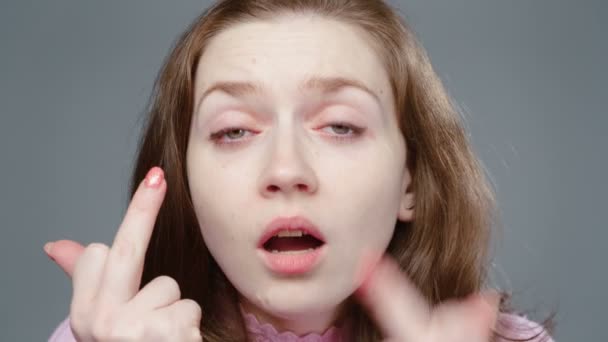 Video van jonge vrouw in roze coltrui met middelvinger, portret — Stockvideo