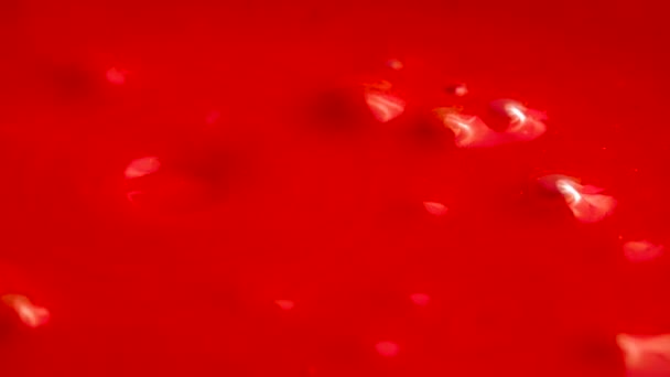 Vidéo de liquide rouge avec bulles, gros plan 