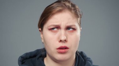 Kafası karışmış şişman kadının videosu, portresi