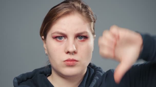 Videó a kövér nő mutatja, nem tetszik, portré — Stock videók