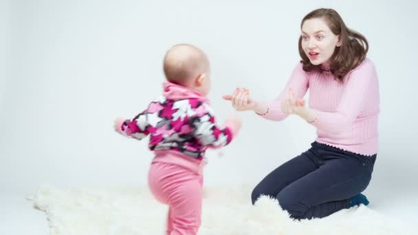 Mamá jugando con la niña sonriente — Vídeo de stock