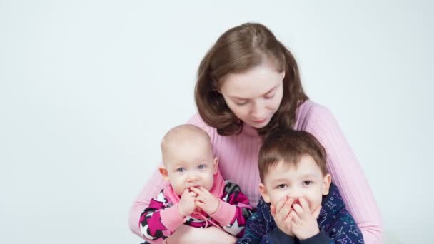 Skjuta av glada kramar mamma med barn — Stockvideo