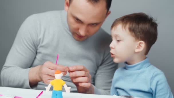 Filmación de padre e hijo esculpiendo en plastilina — Vídeos de Stock