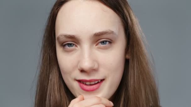 Video van flirtend meisje in zwart shirt, portret — Stockvideo