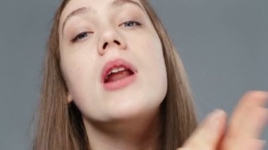 Siyah tişörtlü, portresi olan genç bir kızın videosu.