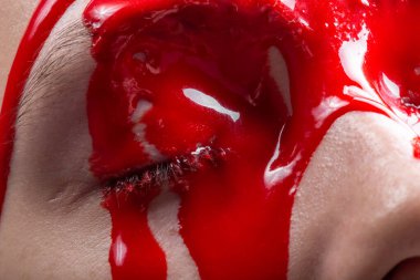 Parlak kırmızı boyalı bir kadın yüzü.