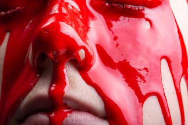 Kadın yüzü yayılan parlak kırmızı boyayla