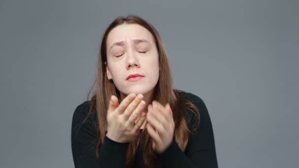 Tiro de bocejo menina em camisa preta, close-up — Vídeo de Stock