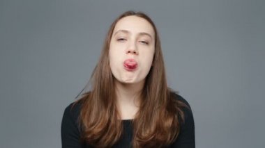 Siyah gömlekli suratsız kızın videosu, yakın plan.