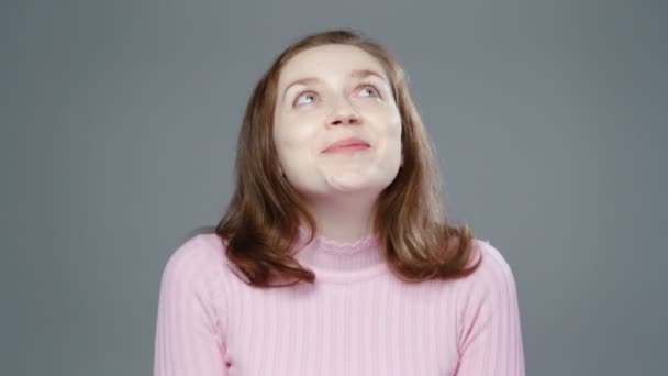 Vídeo de mulher feliz em gola alta rosa, close-up — Vídeo de Stock