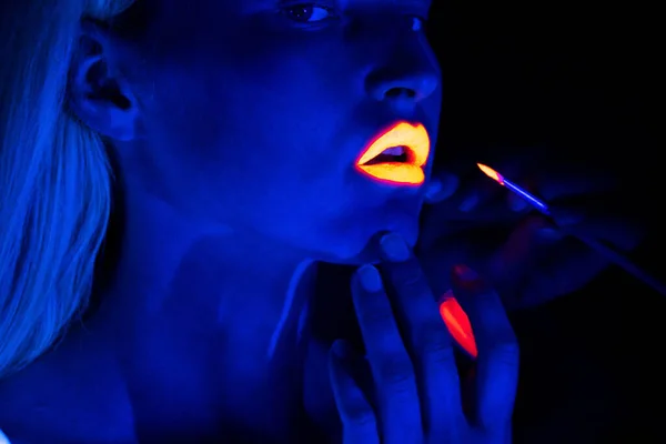Obraz młodej kobiety z czerwonymi ustami w neonie — Zdjęcie stockowe