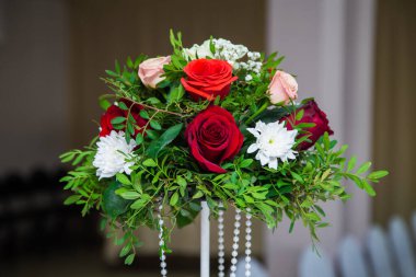 Yeşil çimenli kırmızı güller.