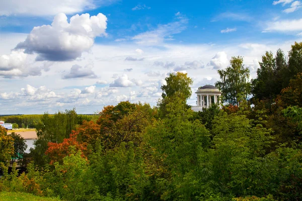 Rotunda στη Ρωσία μεταξύ των δέντρων, αρχιτέκτονας Vitberg χτίστηκε XIX αιώνα — Φωτογραφία Αρχείου