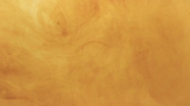 Kahverengi boya sıvıda çözülüyor.