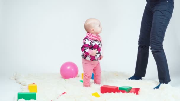 Vídeo de mulher e menina jogando entre brinquedos coloridos — Vídeo de Stock