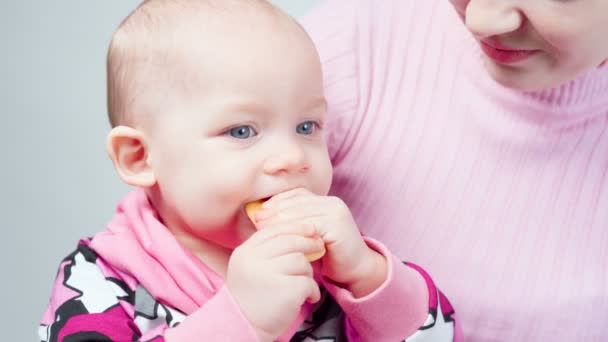 小女孩吃婴儿饼干的录像 — 图库视频影像