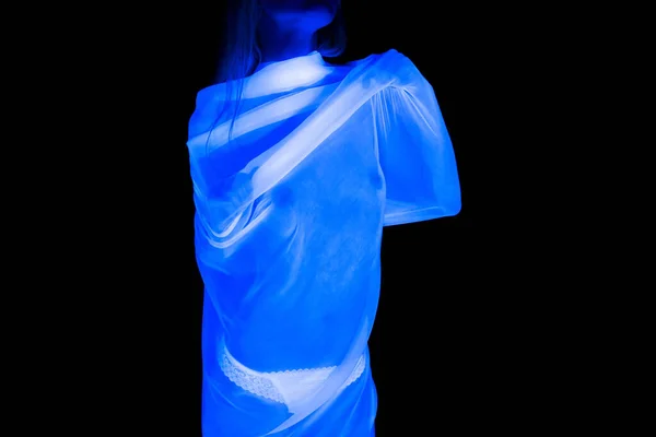 Zdjęcie naga dziewczyna pokryte tekstylia w białej bieliźnie — Zdjęcie stockowe
