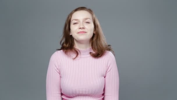 Vidéo d'applaudissements femme en col roulé rose — Video