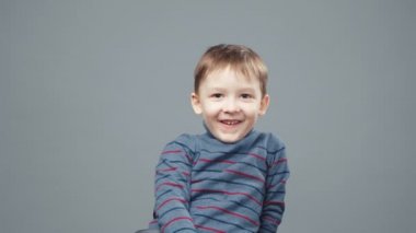 Dört yaşındaki küçük hayretler içindeki çocuğun videosu.