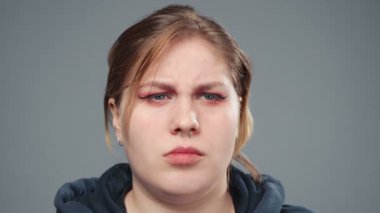 Düşünceli şişman kadının videosu, portresi.