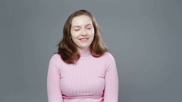 Vídeo de mulher embotamento em gola alta rosa — Vídeo de Stock