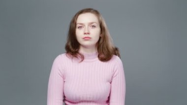 Pembe balıkçı yakalı kadın videosu tamam jesti gösteriyor.