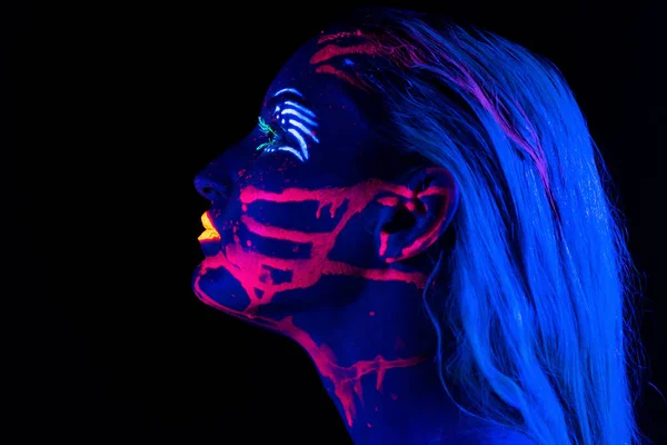 Photo of woman in profile with bright make-up in neon — Stock Photo, Image