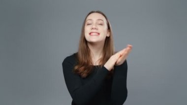 Siyah tişörtlü kızı alkışlayan video.