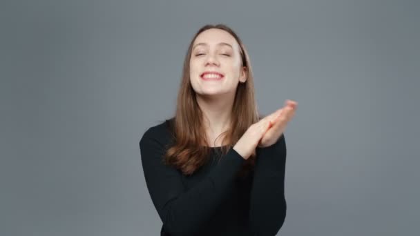 Video di applaudire ragazza in camicia nera — Video Stock